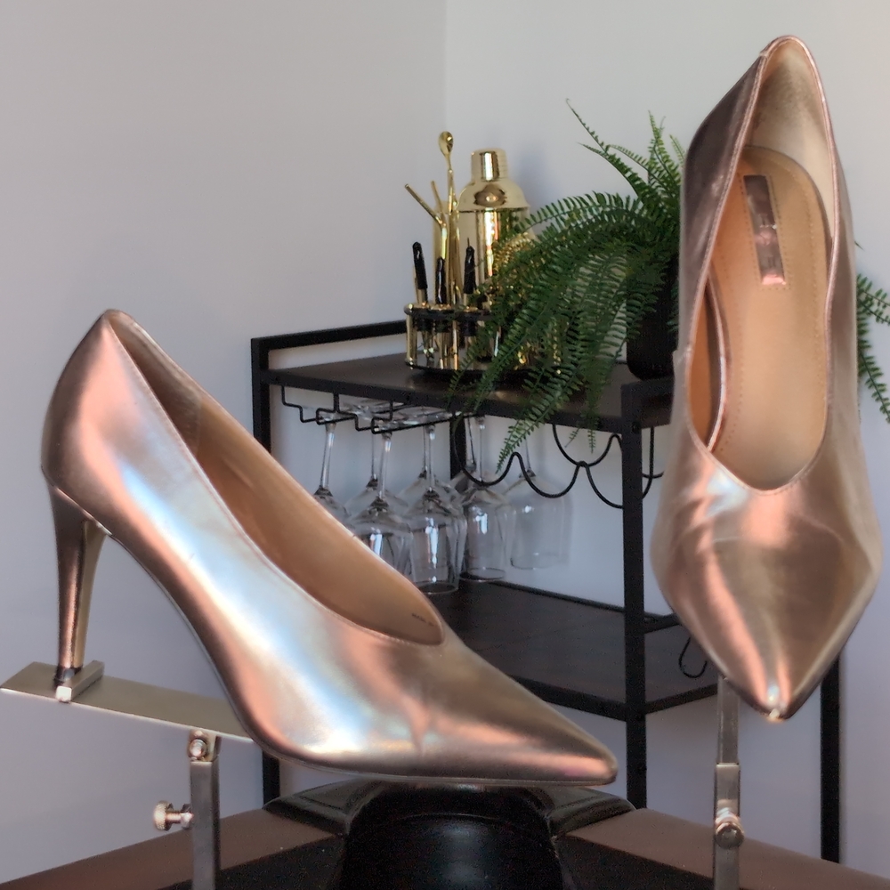 Tahari Rose Gold Metallic Pointed Toe Stiletto Pumps Size 8 - Picture 2 of 3